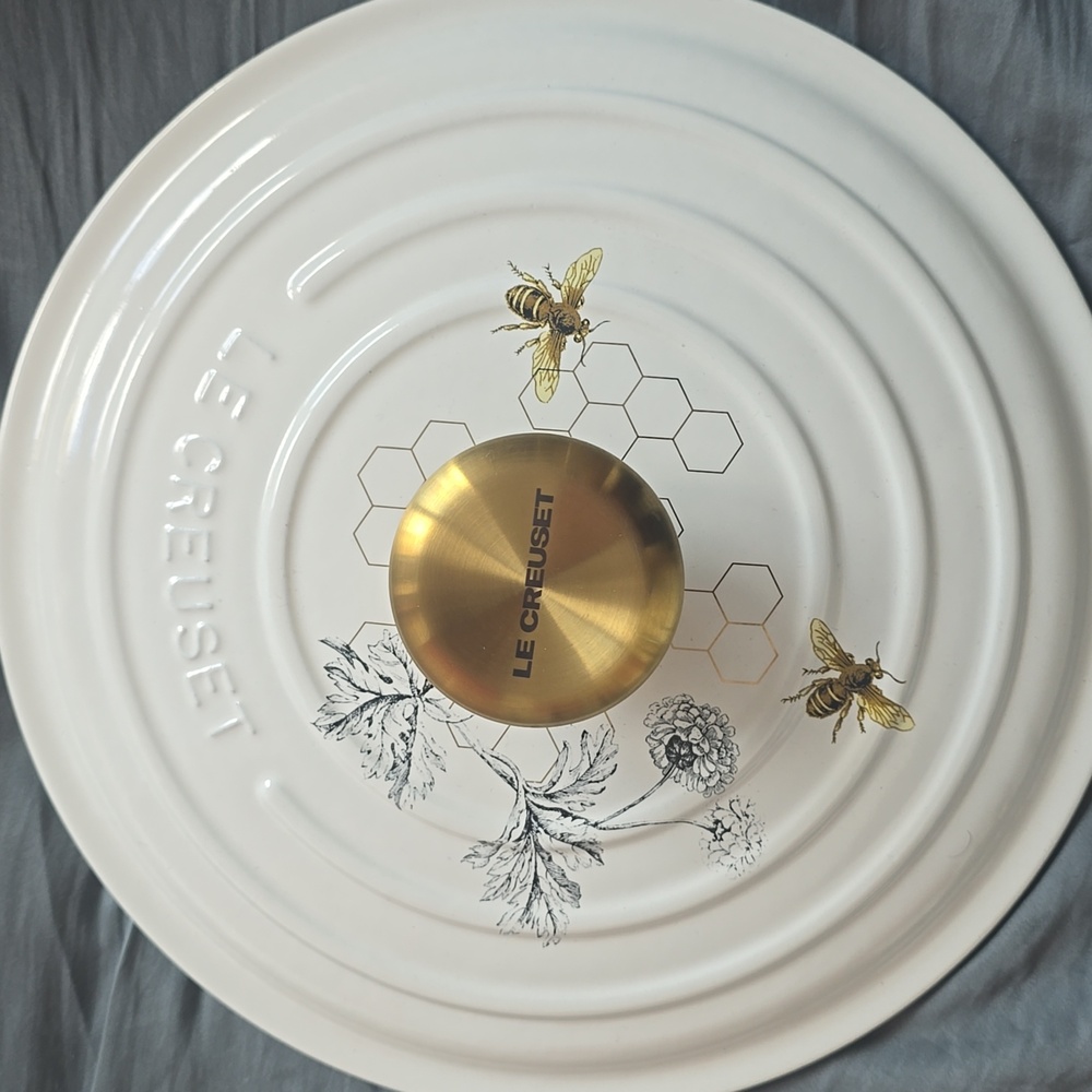 NEW Le Creuset Enameled Cast Iron Round Oven, 4 1/2-Qt.Honeycomb,Retail $500.00 - Picture 7 of 16